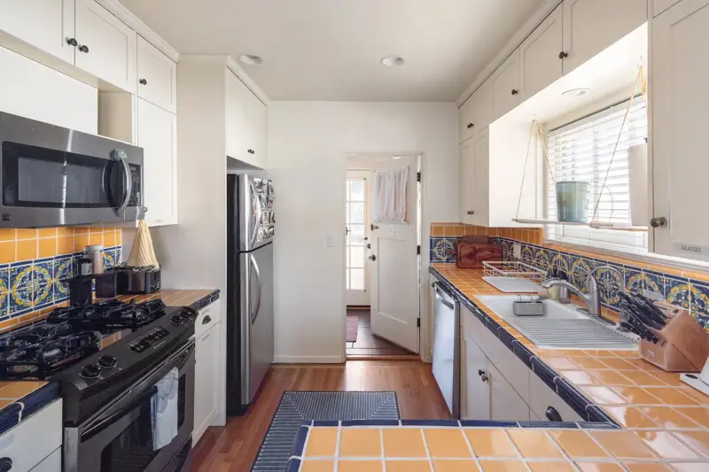 Full kitchen