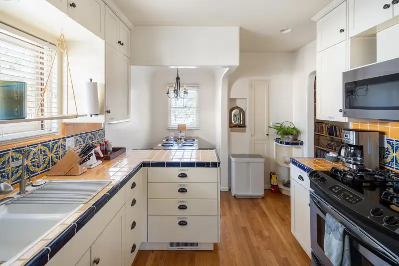 Full kitchen