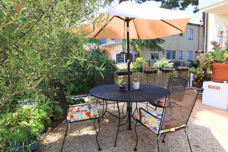 Front yard / Iron patio table and chairs
